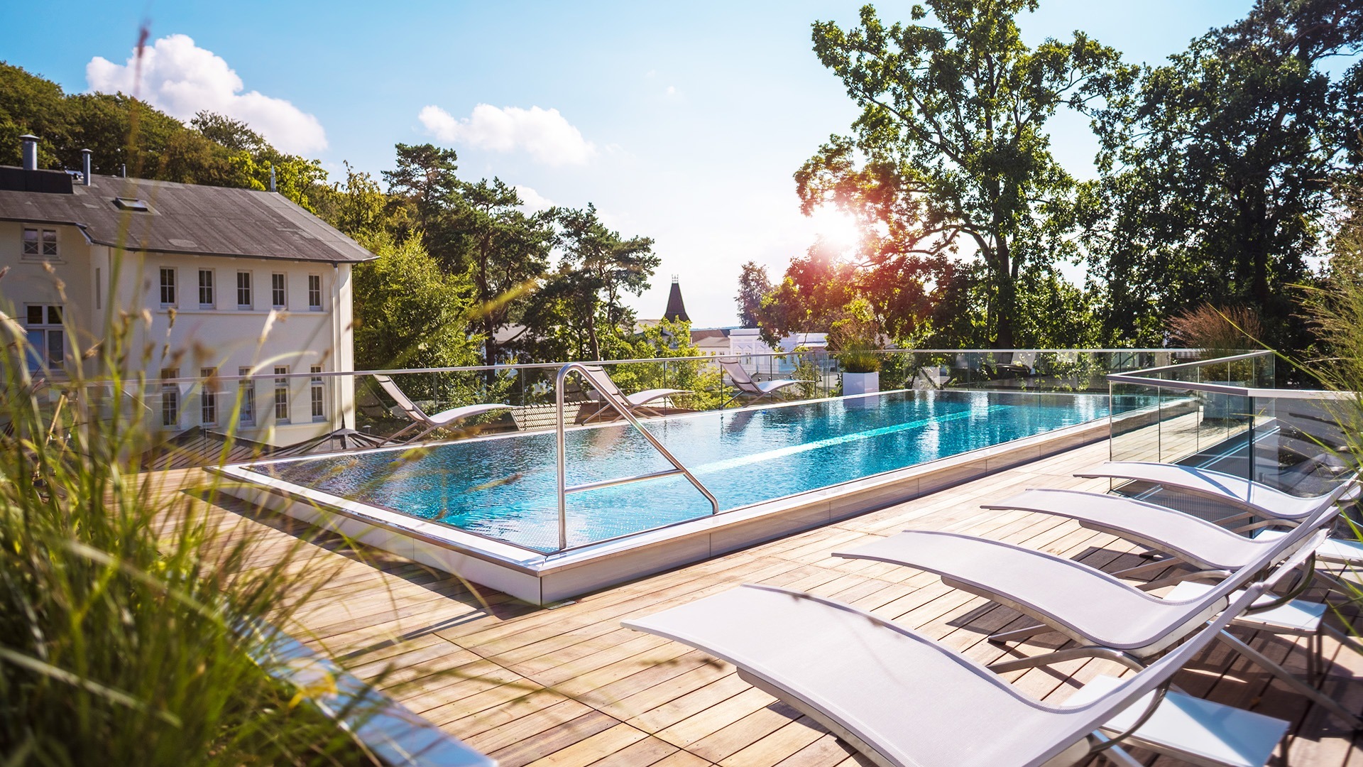 Der erfrischende Outdoor-Pool des Wellness- & Spa-Hotels Roewers lädt zur Entspannung und Erholung unter freiem Himmel ein.