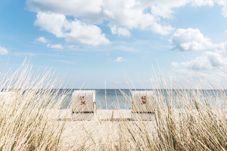 Ein idyllischer Ostseestrand auf Rügen mit charakteristischen Strandkörben.