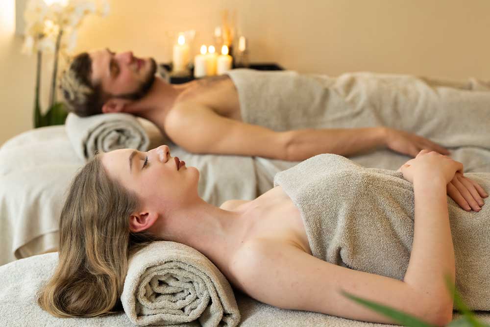 Ein entspanntes Paar genießt die Ruhe nach einer Wellness-Anwendung.